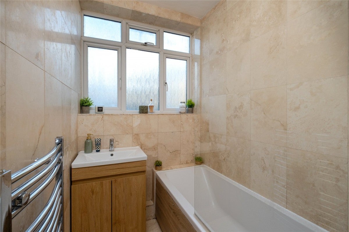 Flat Mount Ephraim Road in Greater London
