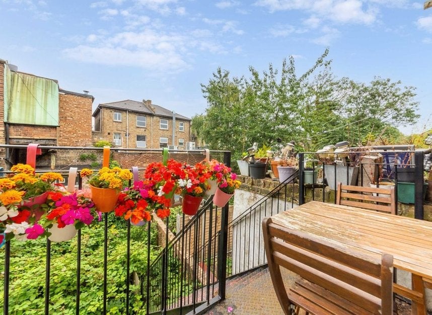 Flat Charteris Road in Greater London