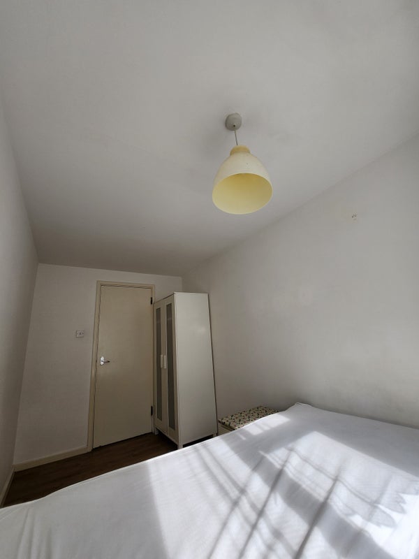 Room Meadow Row in Greater London