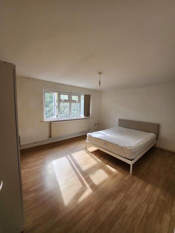 Room Meadow Row in Greater London