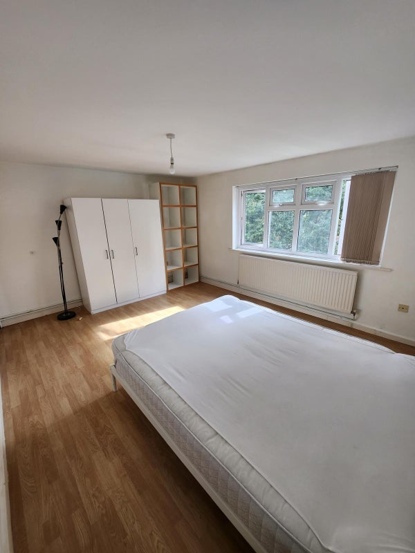 Room Meadow Row in Greater London