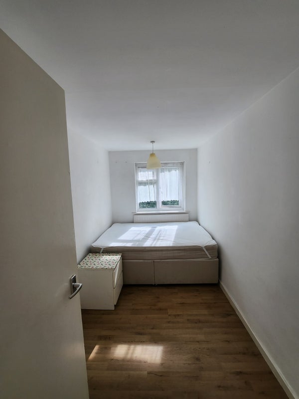 Room Meadow Row in Greater London