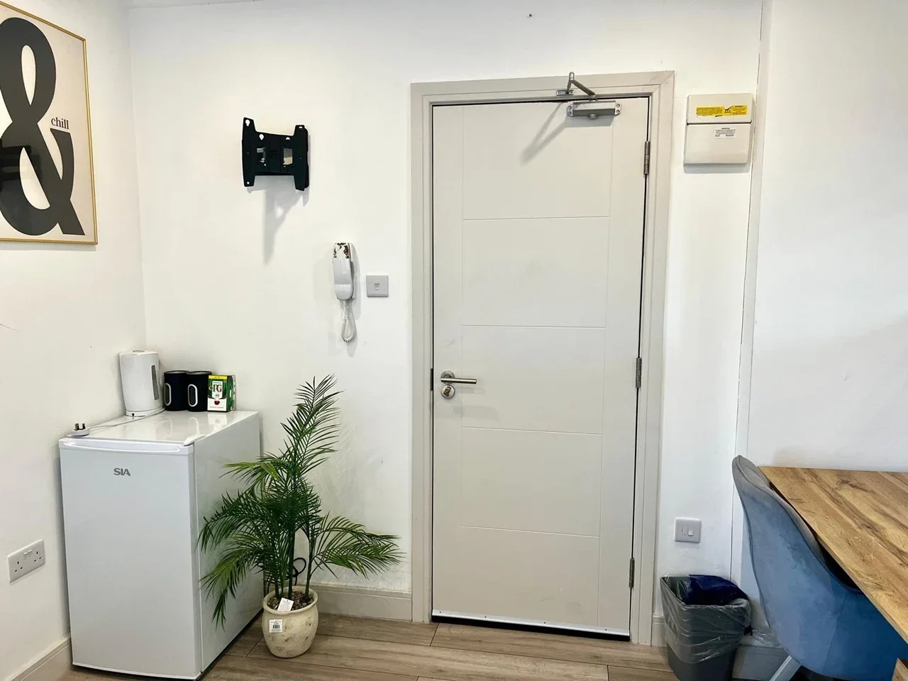 Room Benhill Avenue in Greater London