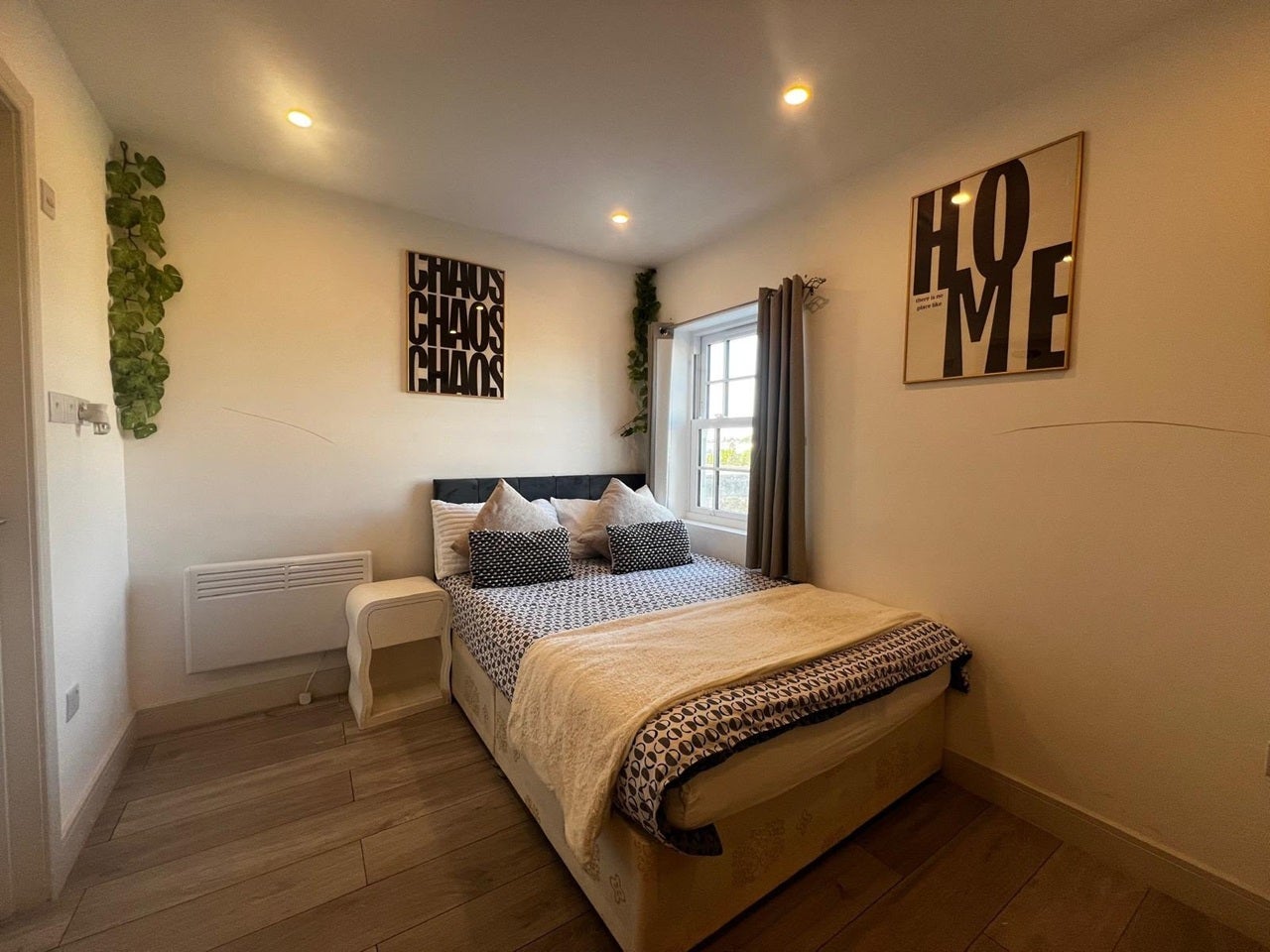Room Benhill Avenue in Greater London