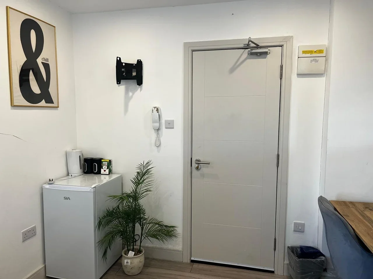 Room Benhill Avenue in Greater London