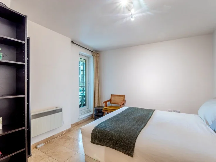 Flat Nine Elms Lane in Greater London