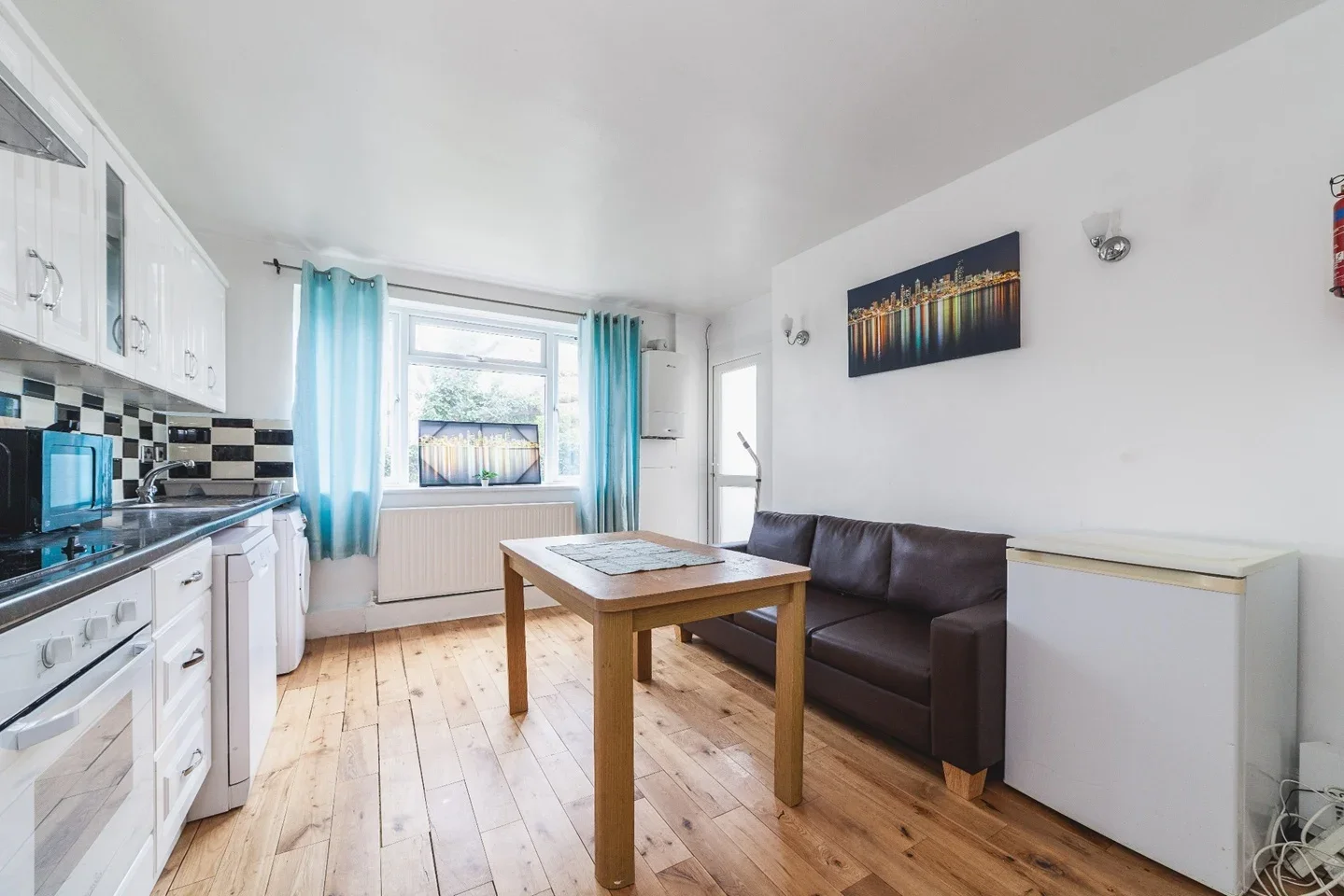 Room Queensmill Road in Greater London