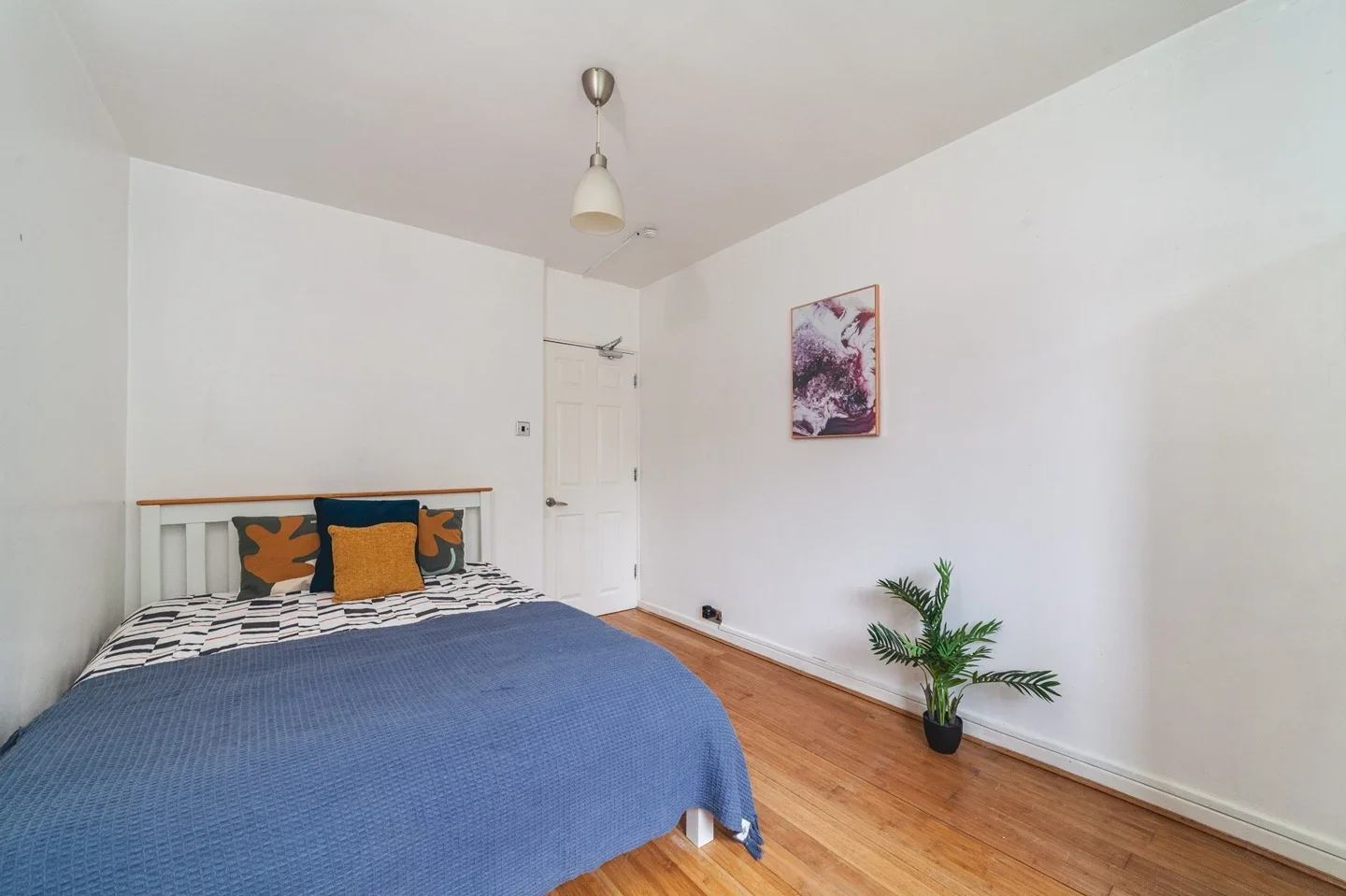 Room Queensmill Road in Greater London