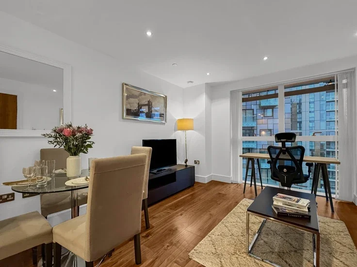 Flat Lanterns Way in Greater London