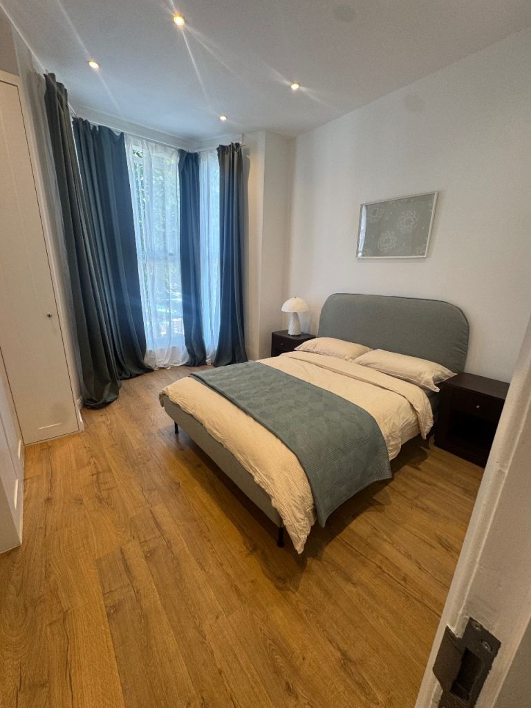 Flat Shepherds Bush Green in Greater London