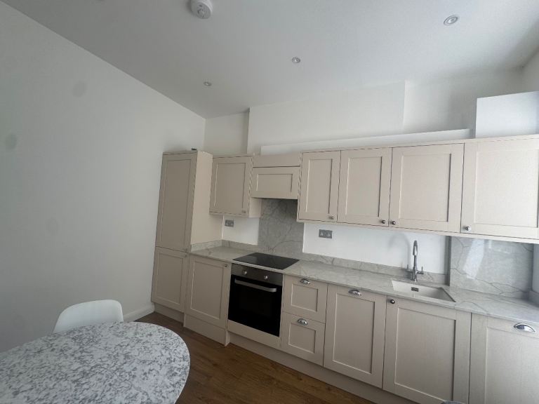 Flat Shepherds Bush Green in Greater London