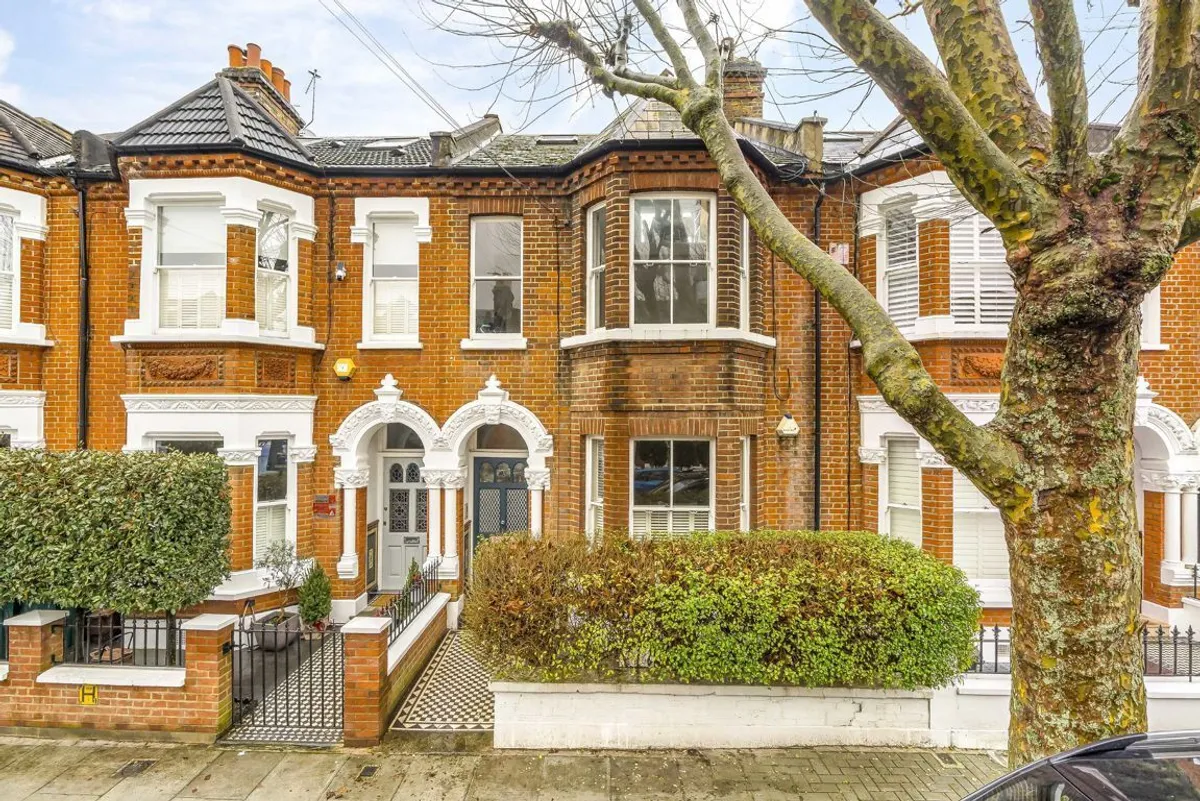 Flat Culmstock Road in Greater London