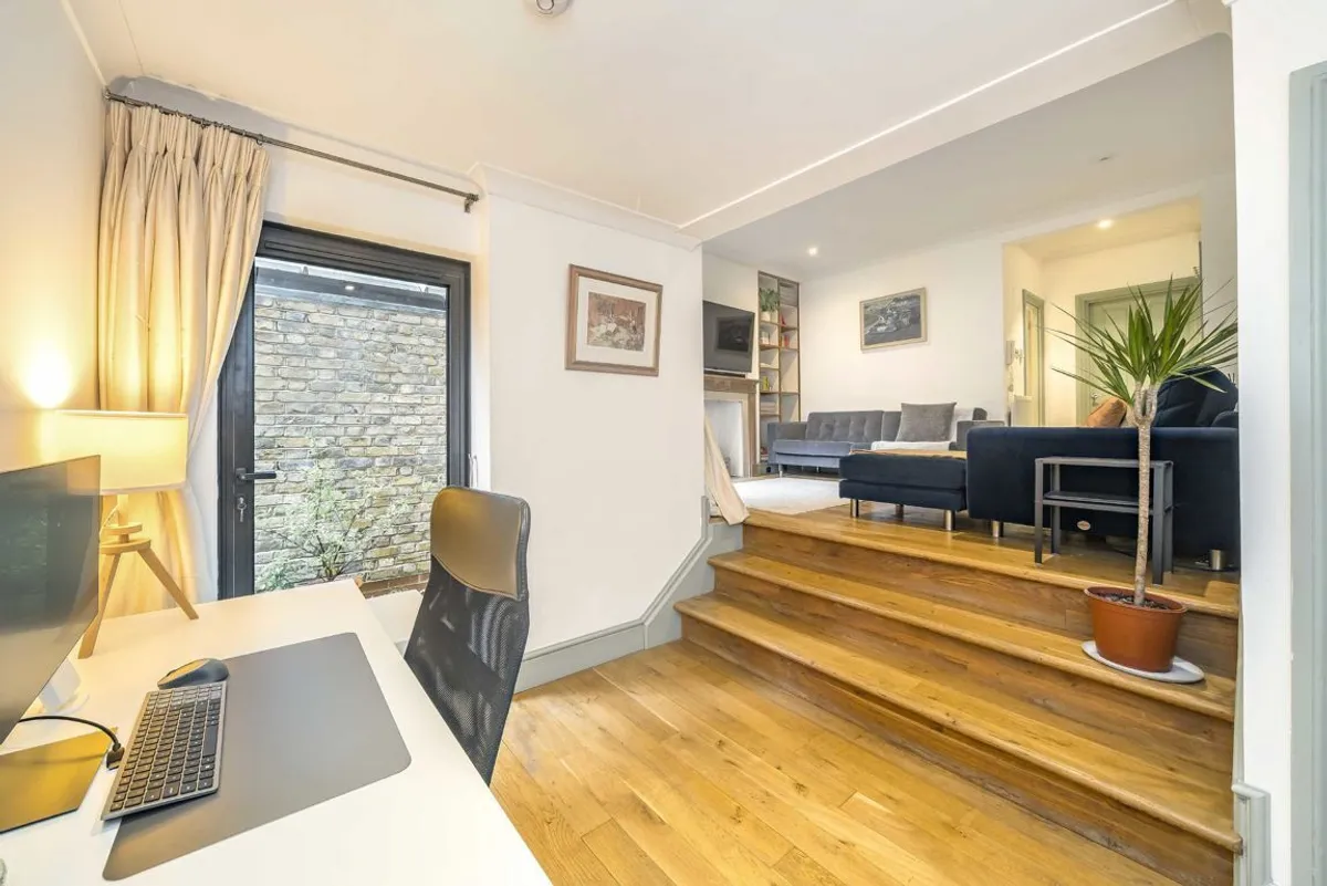Flat Culmstock Road in Greater London