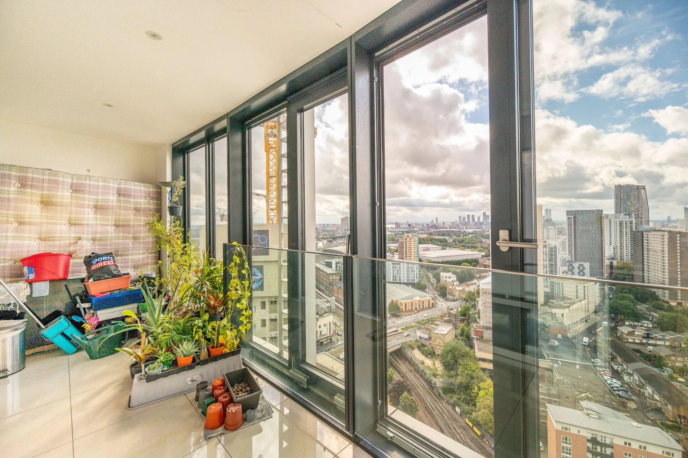 Flat Meridian Square in Greater London