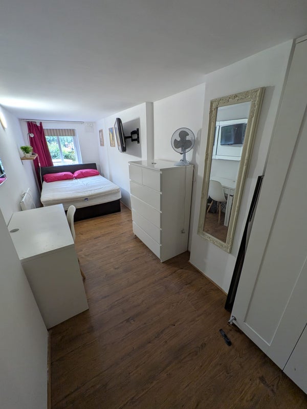 Room Akerman Road in Greater London