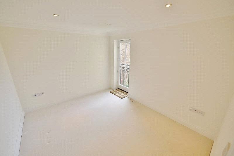 Flat Seven Arches Road in Brentwood