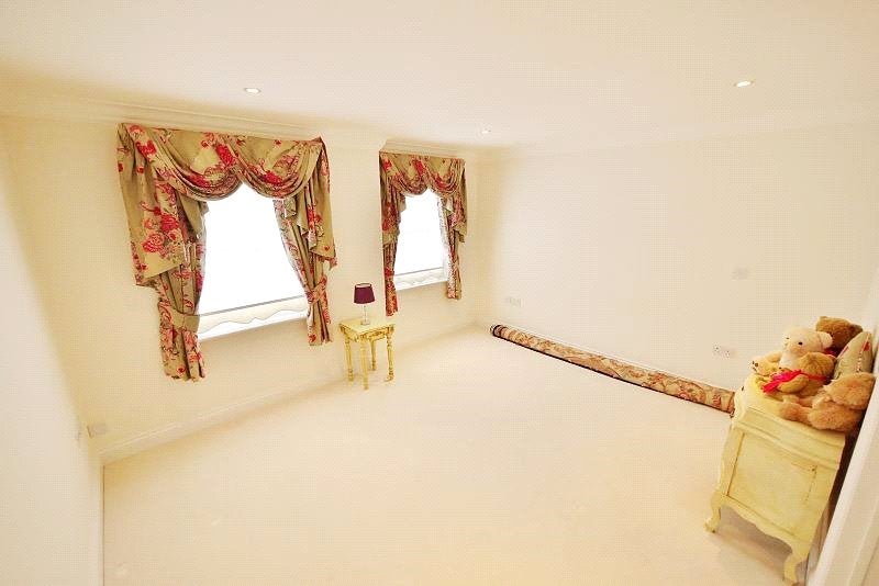Flat Seven Arches Road in Brentwood