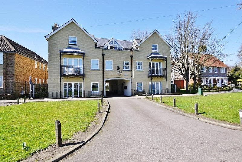Flat Seven Arches Road in Brentwood