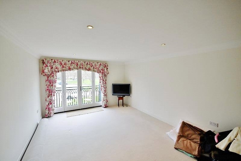 Flat Seven Arches Road in Brentwood