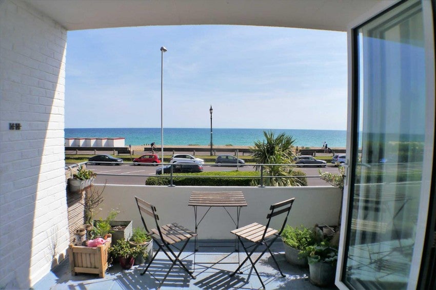 Flat Grand Avenue in Worthing