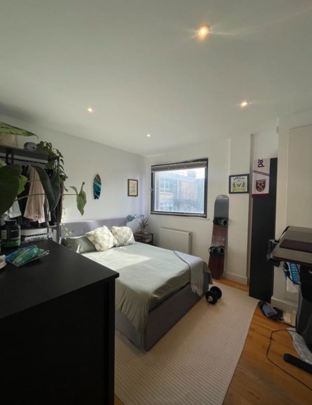 Room Clifton Street in Greater London
