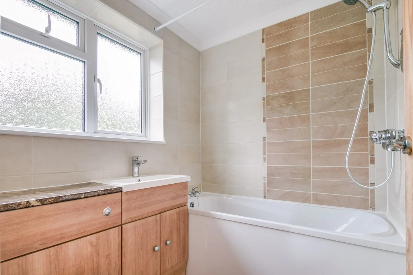 Flat Queenswood Avenue in Greater London