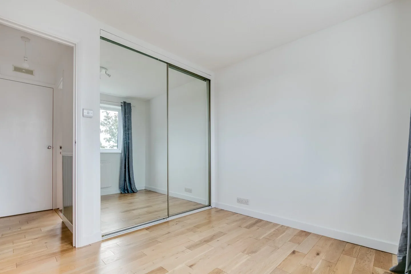 Flat Queenswood Avenue in Greater London