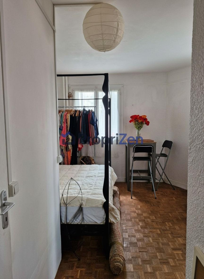 Flat Rue des Cascades in Paris