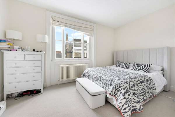 Flat Ensor Mews in Greater London