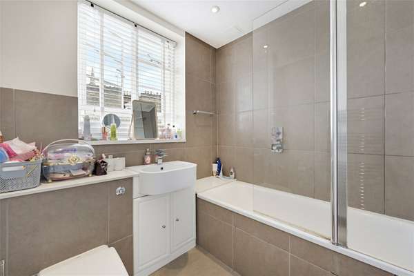 Flat Ensor Mews in Greater London
