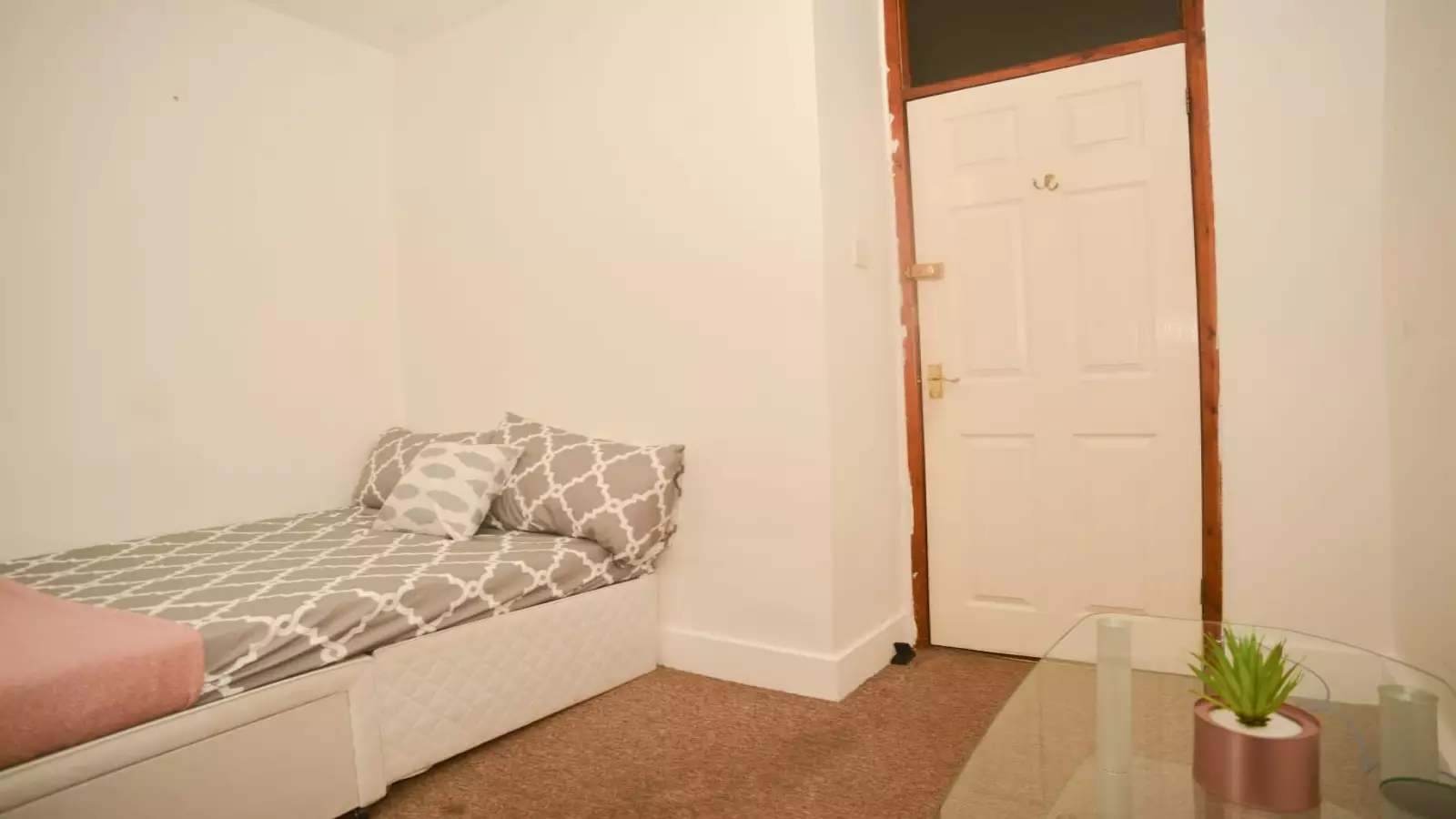 Room Burley Road in Greater London