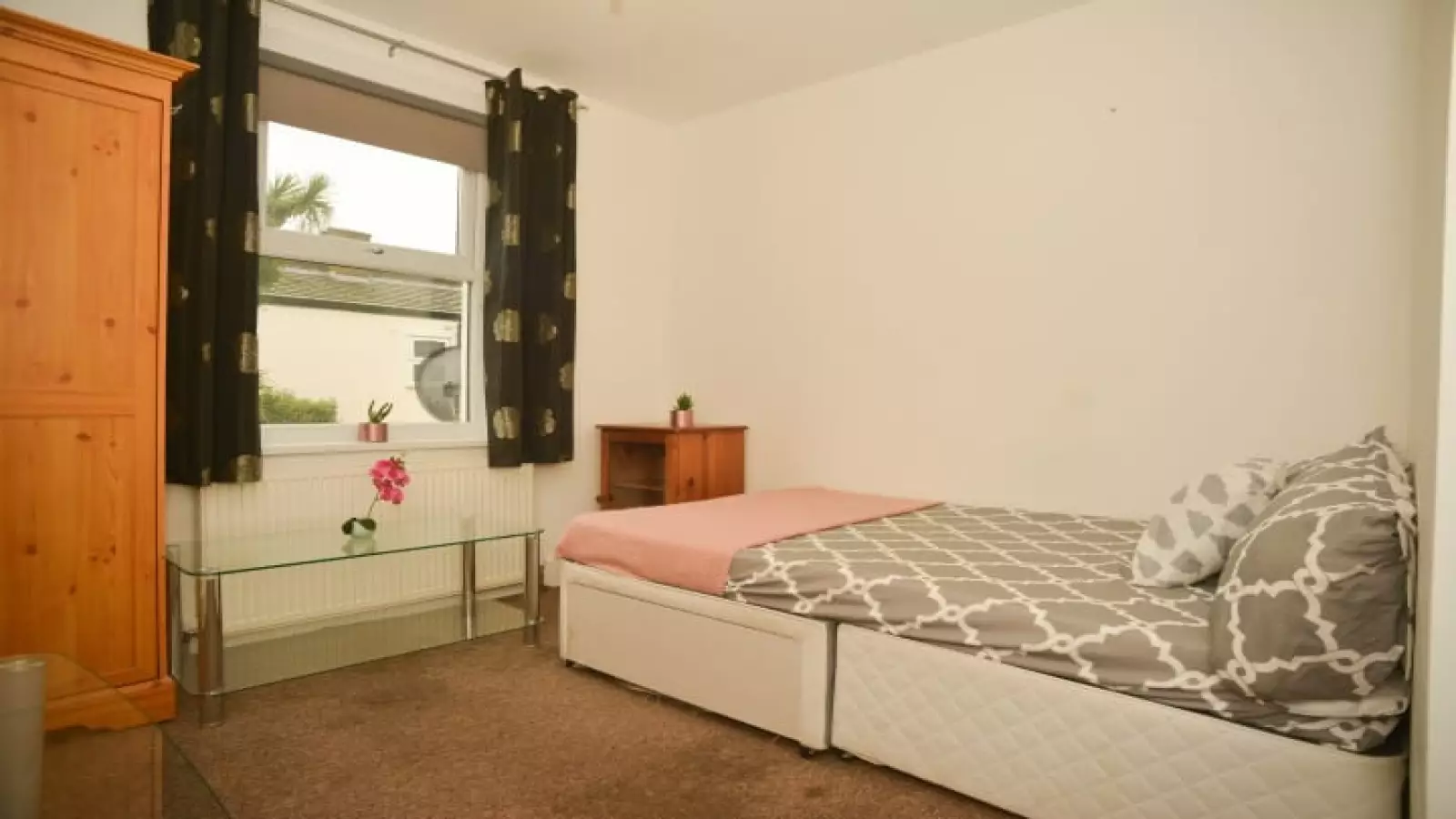 Room Burley Road in Greater London