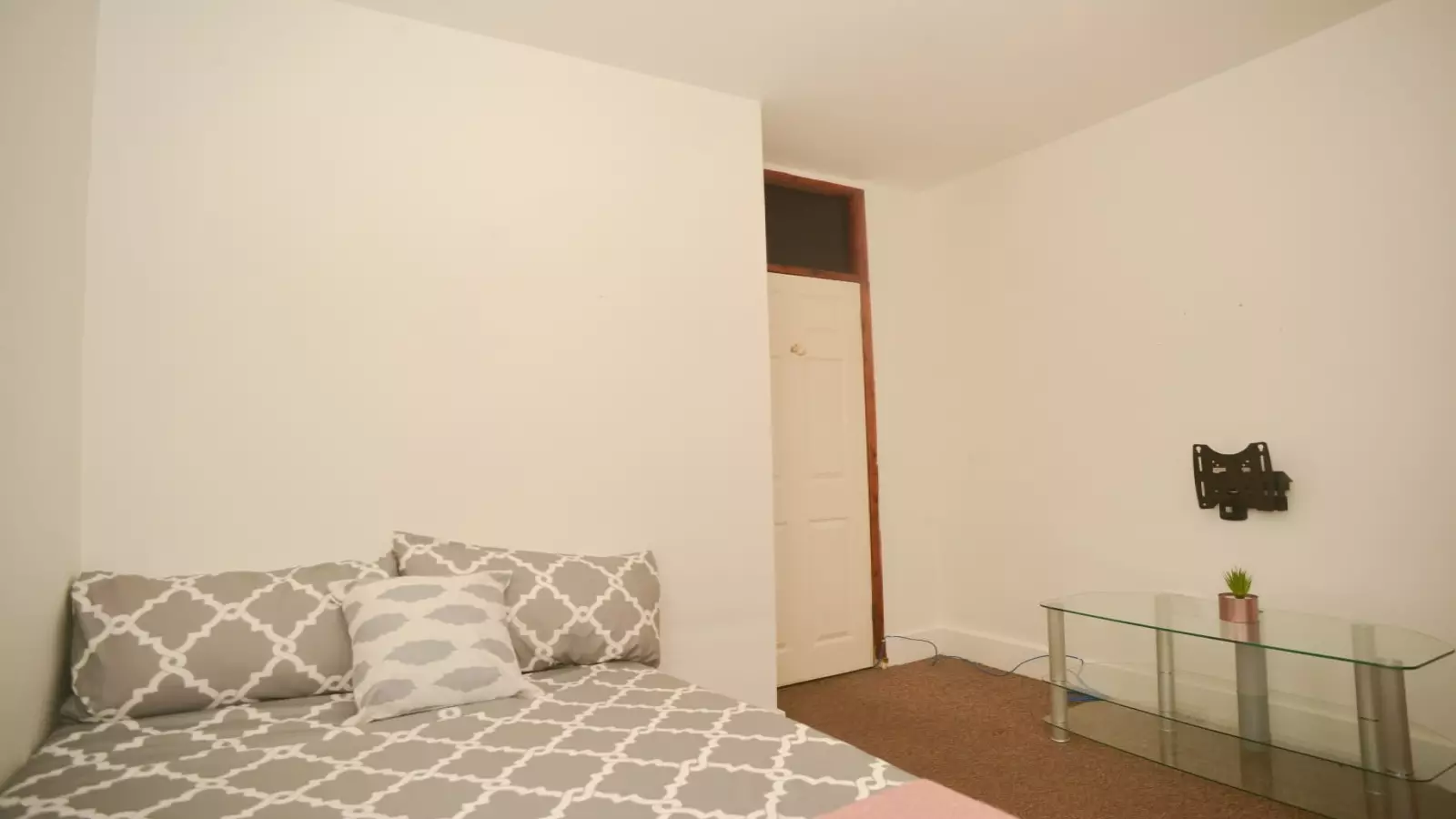 Room Burley Road in Greater London