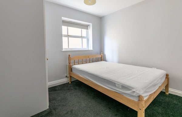 Flat Ashgrove Road in Bristol