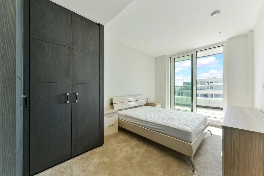 Flat Queenstown Road in Greater London