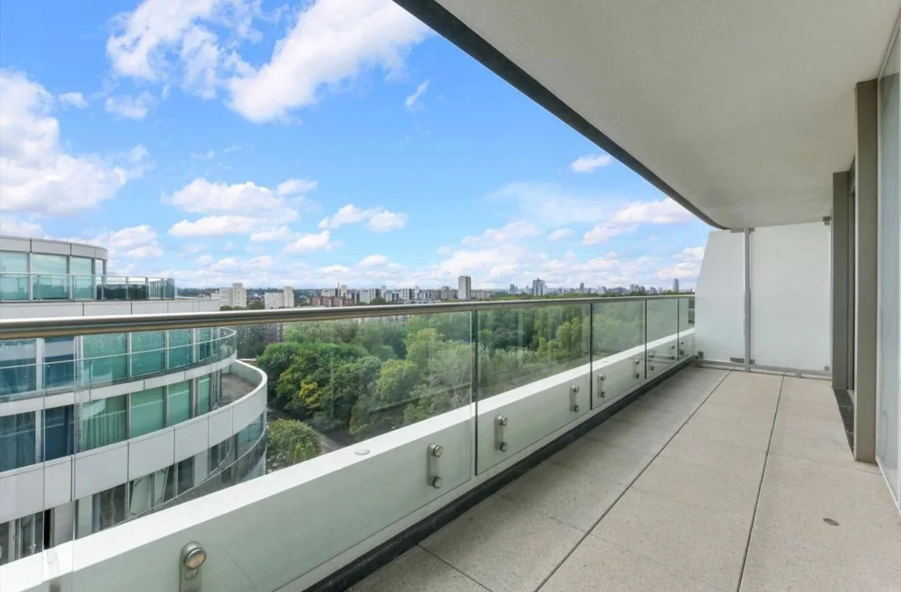 Flat Queenstown Road in Greater London