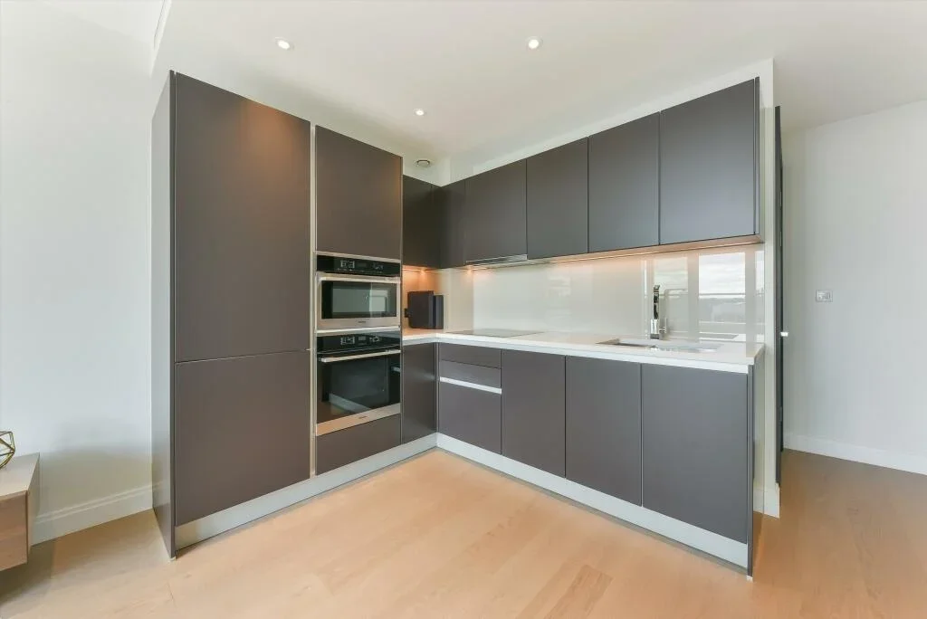 Flat Queenstown Road in Greater London