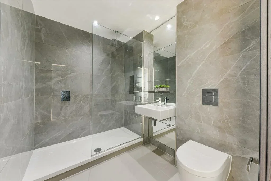 Flat Queenstown Road in Greater London