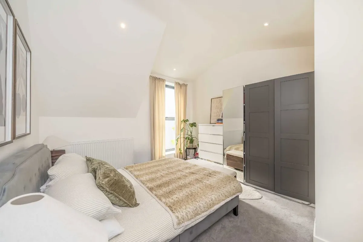 Flat Estreham Road in Greater London