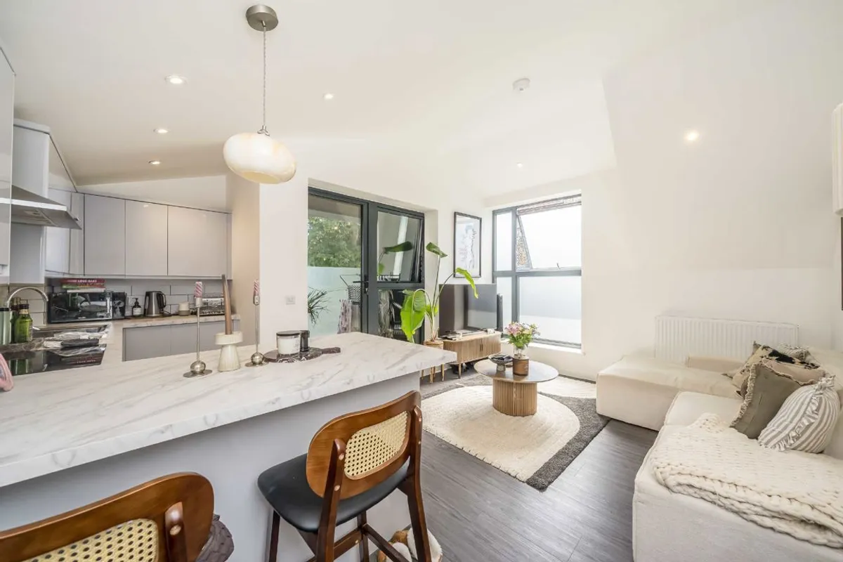 Flat Estreham Road in Greater London
