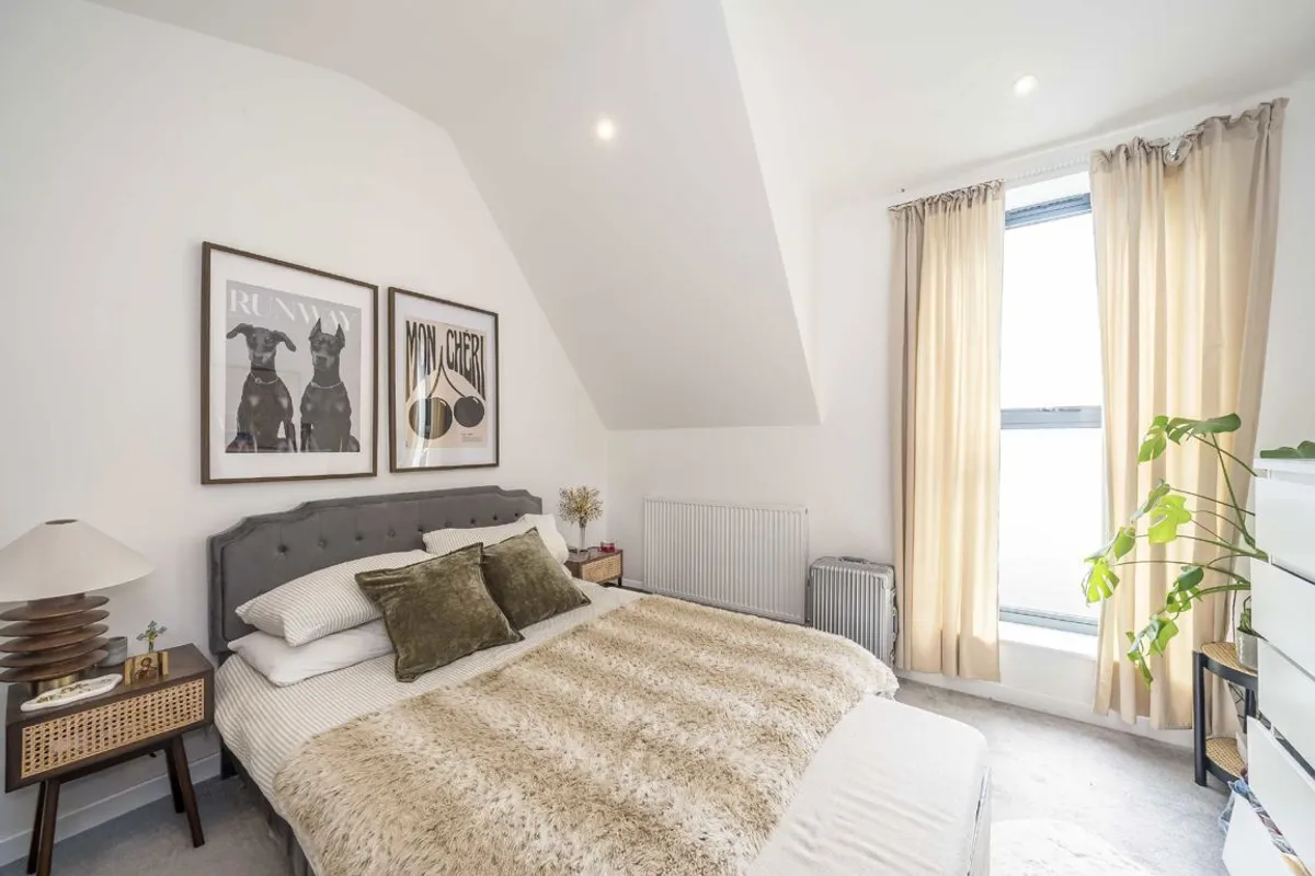 Flat Estreham Road in Greater London