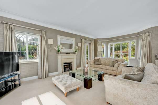 House Chargate Close in Elmbridge