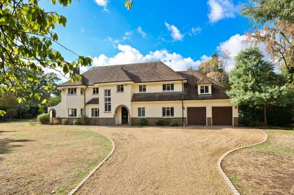 House Chargate Close in Elmbridge