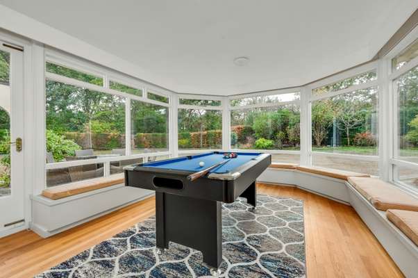 House Chargate Close in Elmbridge