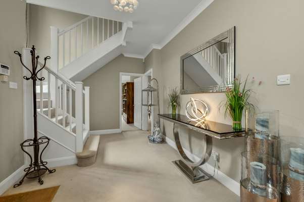 House Chargate Close in Elmbridge