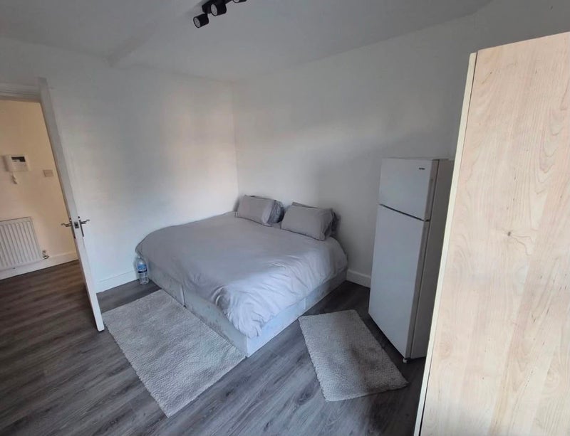 Room Kintyre Court in Greater London