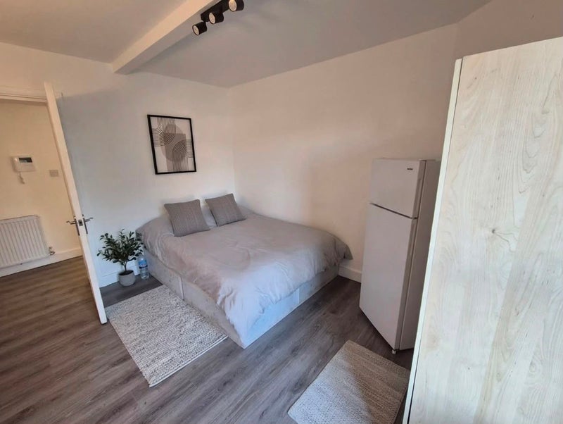 Room Kintyre Court in Greater London