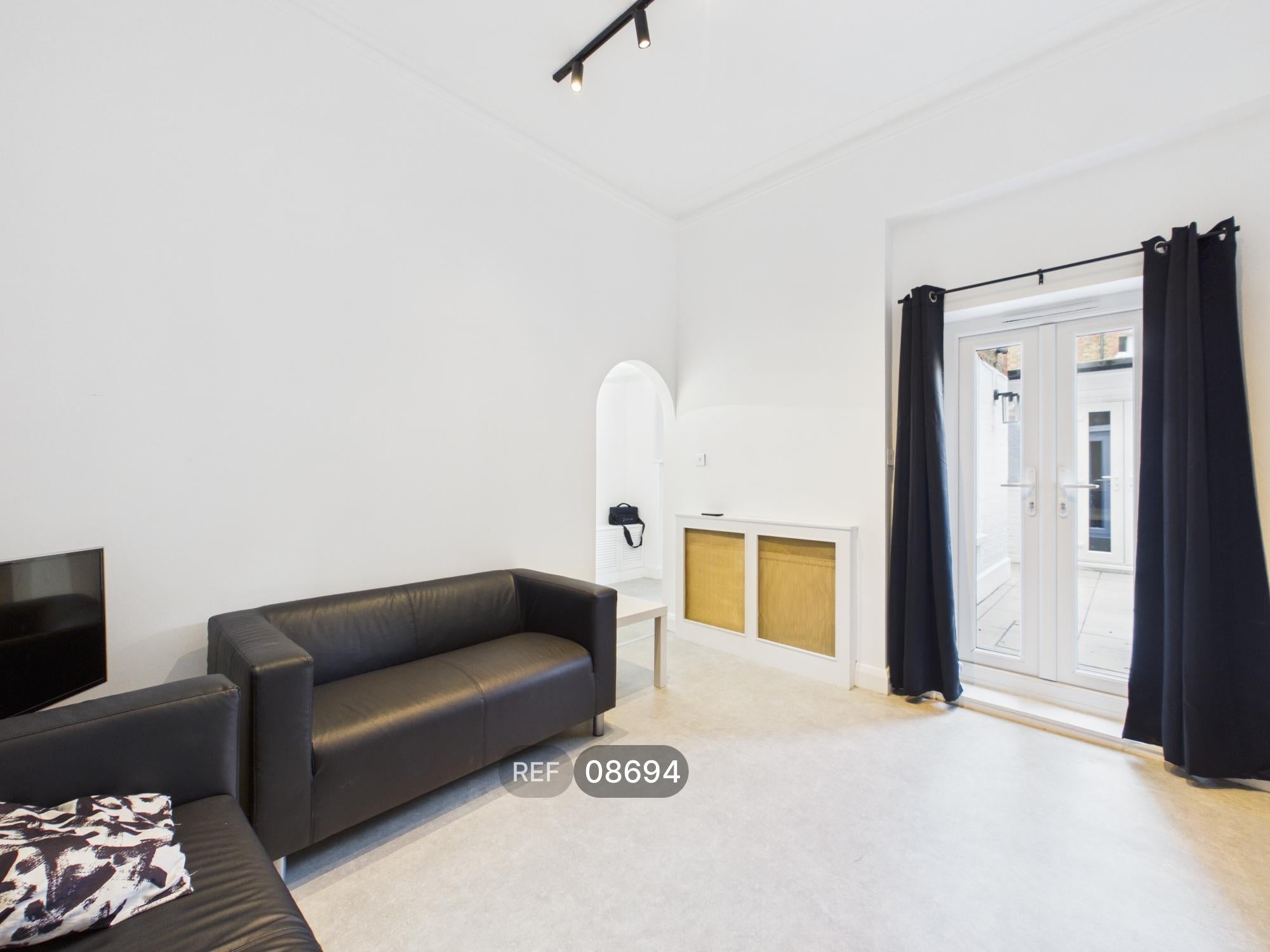 Flat Queenstown Road in Greater London