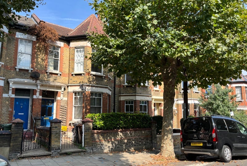 Room Mildenhall Road in Greater London