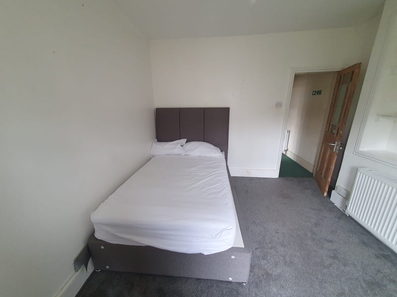 Room Mildenhall Road in Greater London